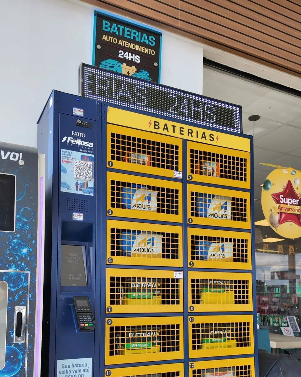Armário de autoatendimento de baterias da Feitosa com a placa Auto Atendimento 24hs