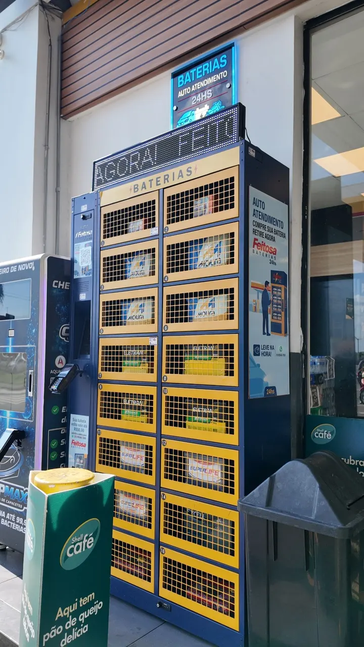 O armário de autoatendimento da Feitosa em frente à loja de conveniência do Posto Shell