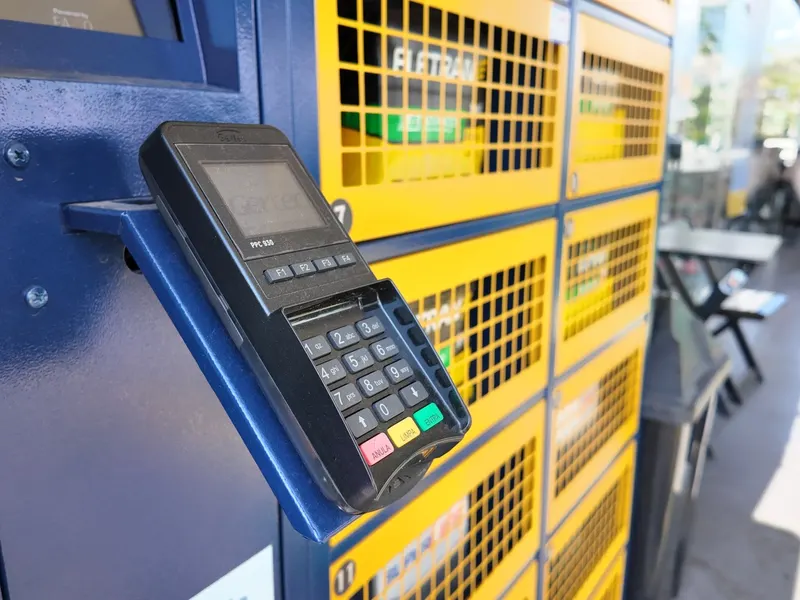 Maquininha de cartão instalada no armário