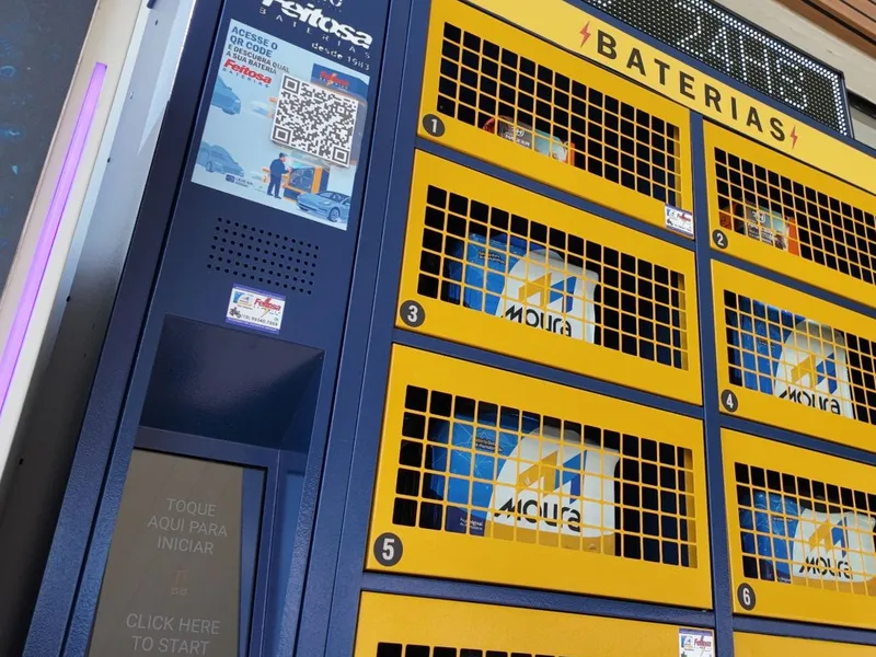 Tela de autoatendimento e QR code no armário da Feitosa